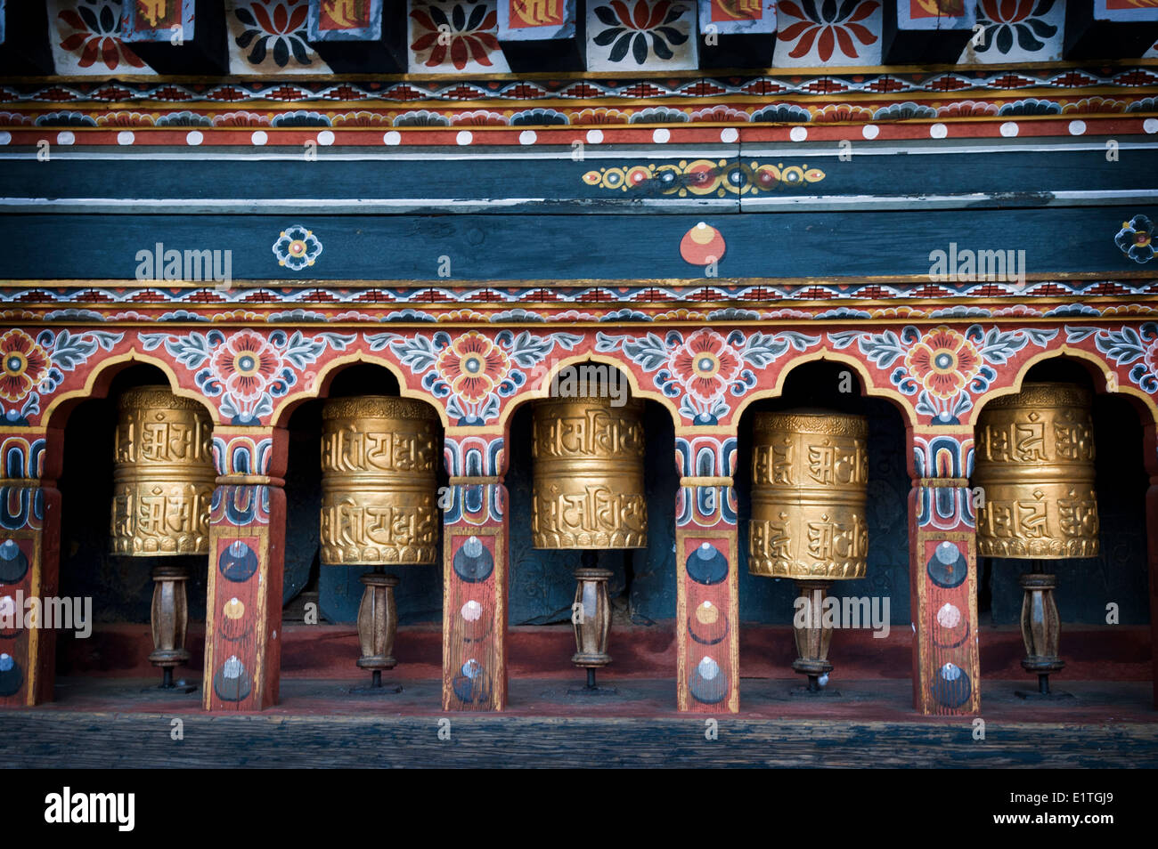 Ruote della preghiera a Trashichodzong Dzong o la fortezza la gloriosa religione che è il governo monastica in sede Foto Stock