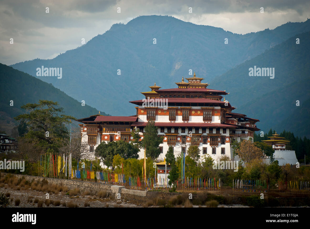 Punakha Dzong costruito nel 1637 è la residenza invernale della centrale di corpo monastica del Bhutan, in Punakha, Bhutan. Foto Stock
