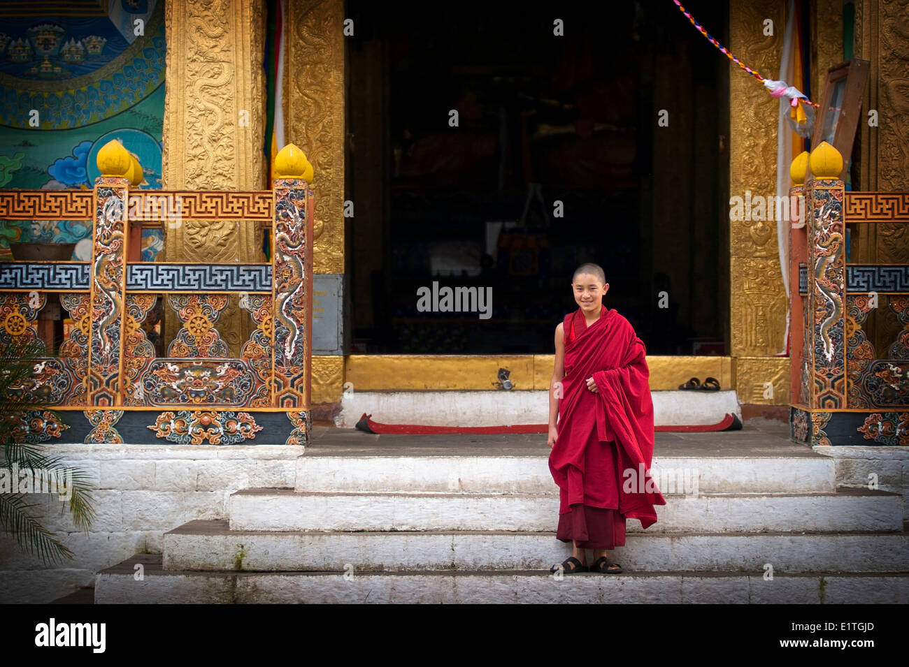 Un monaco novizio a Punakha Dzong, Punakha Bhutan Foto Stock