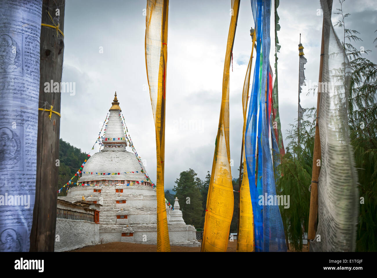 Chendebji Chorten un alto stuba costruito nel XIX secolo per nascondere i resti di un cattivo spirito eliminati a questo punto molto Bhutan Foto Stock