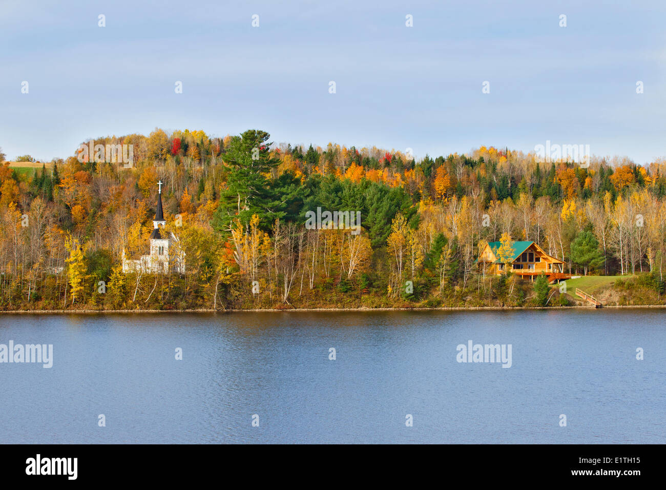 Log House e Chiesa, Superiore Kent, fiume Saint John, New Brunswick, Canada Foto Stock