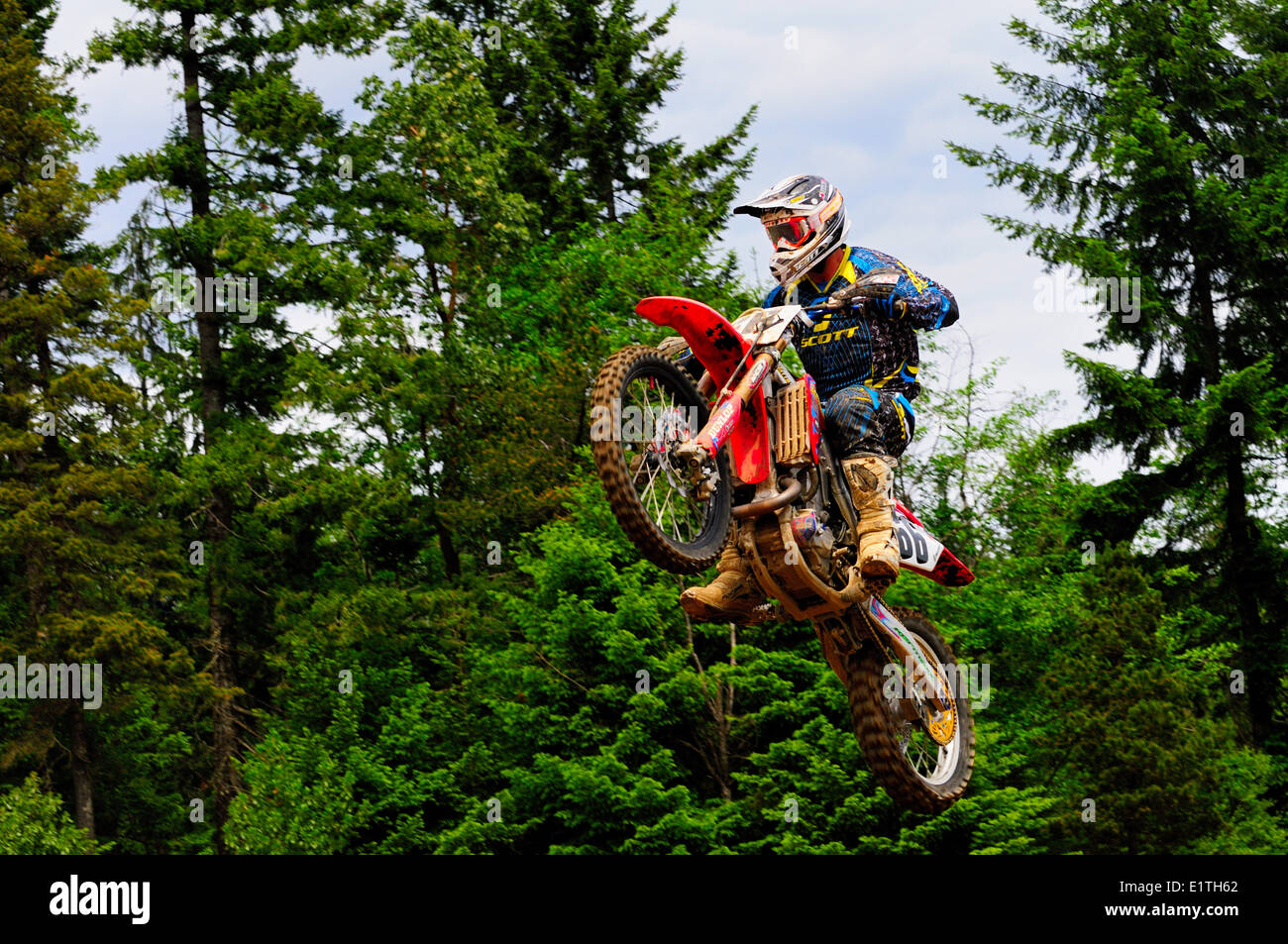 Un pilota di motocross ottiene alcuni aria durante un salto al Monster Energy Motocross per i cittadini a terra desolata via in Nanaimo, BC. Foto Stock
