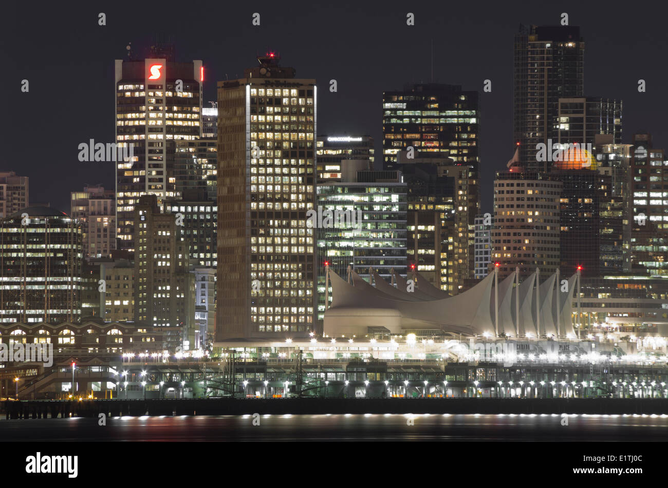 Canada Place e ad alta sorge di notte, del centro cittadino di Vancouver, British Columbia, Canada. Foto Stock