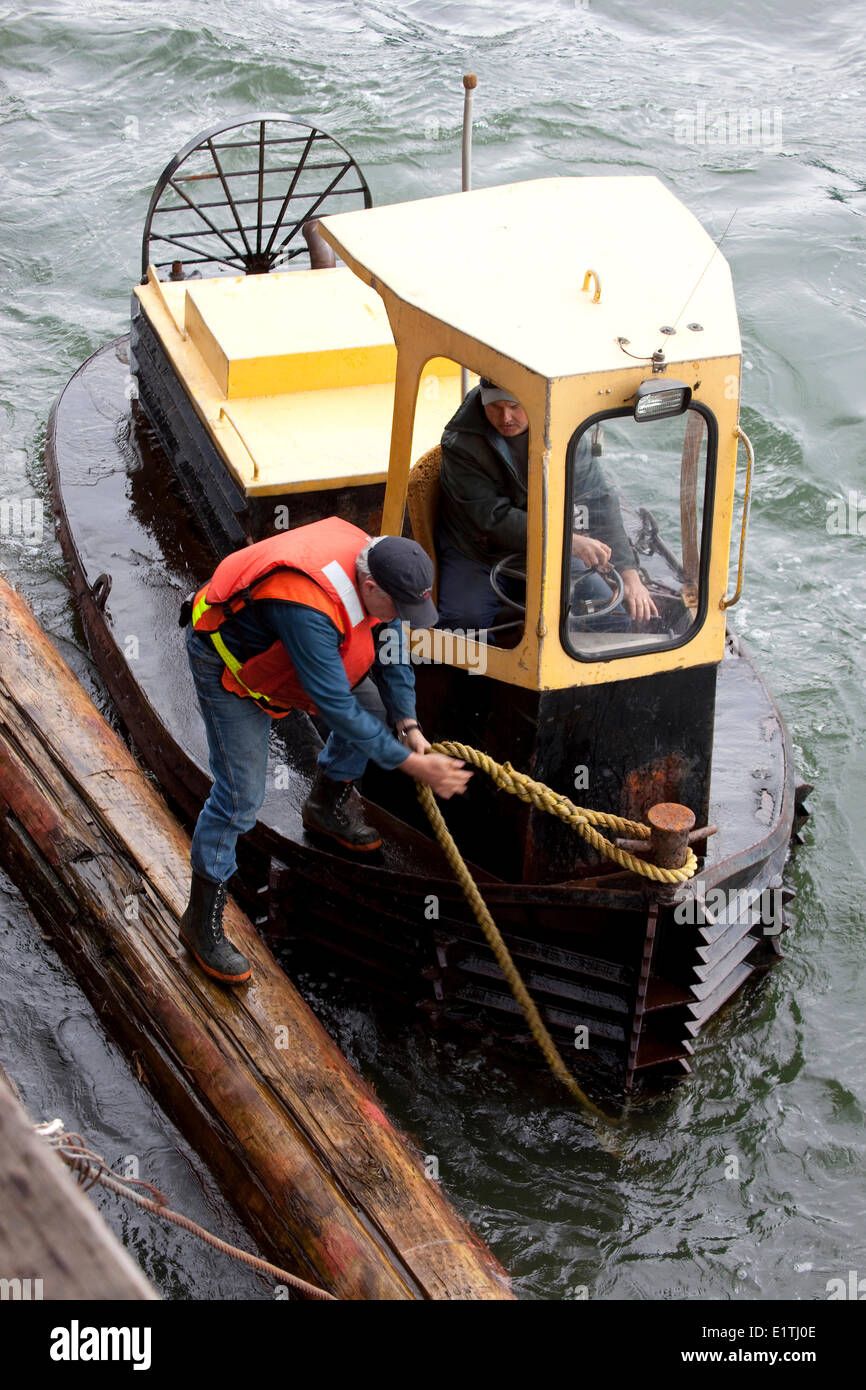 Lavorando su Boomsticks, barca apripista, Port Mellon, Howe Sound, Sunshine Coast, B.C. Canada Foto Stock