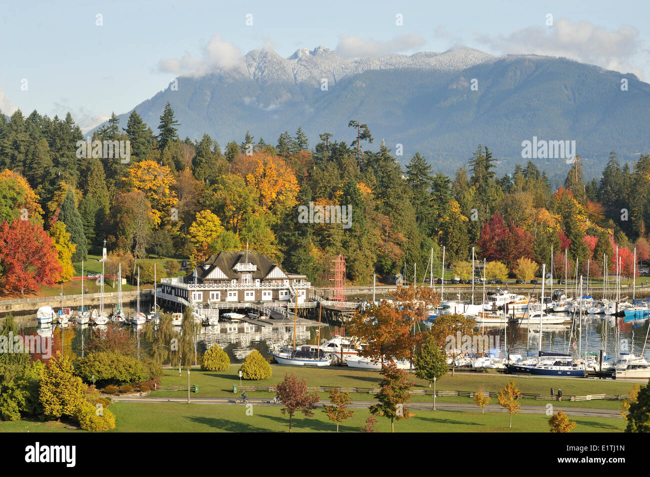 Vancouver Rowing Club, Devoniano Harbour Park, Stanley Park e North Shore Mountains in autunno, Vancouver, British Columbia, Ca Foto Stock