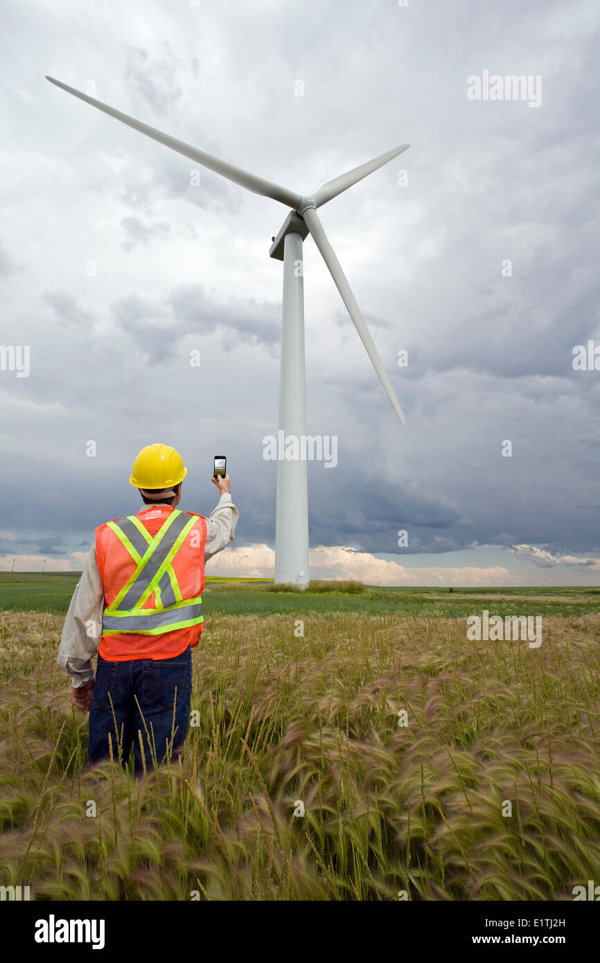 Il potere di vento tecnico in piedi accanto a turbina eolica, in prossimità del rullo di estrazione Creek, Alberta. Foto Stock