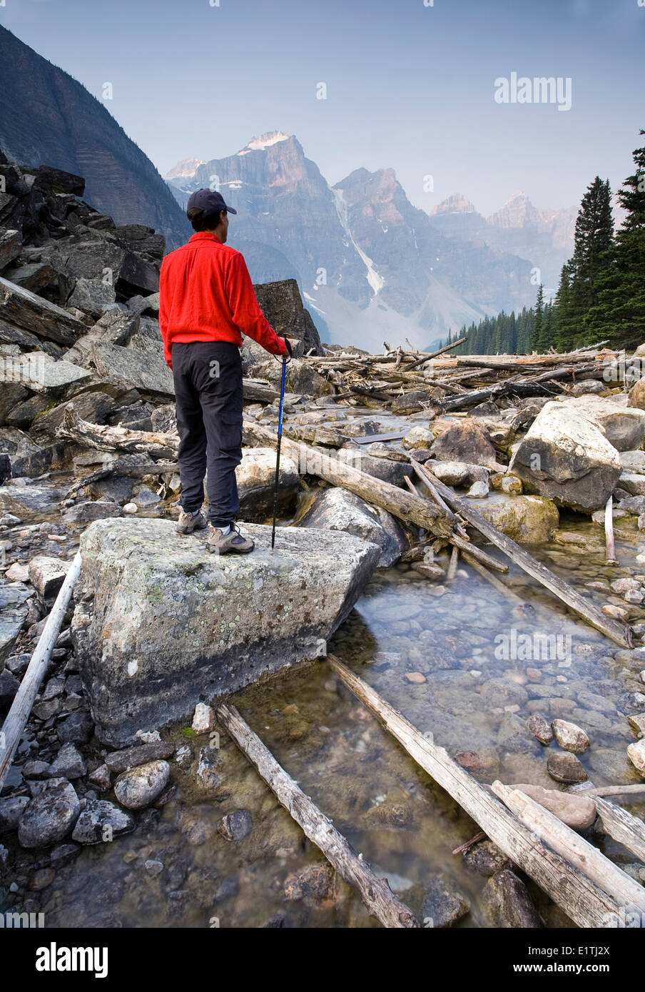 Escursionista sulla morena Creek con Wenkchemna mountain range sfondo, il Parco Nazionale di Banff, Alberta, Canada. Foto Stock