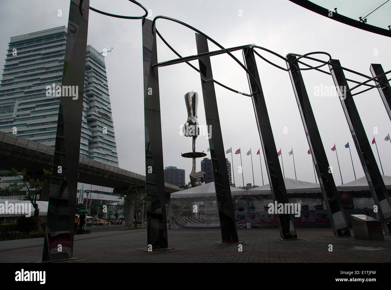 Una scultura di metallo al Taipei World Trade Center Nangang entrata principale, durante il Computex 2014, Taipei, Taiwan, 7 giugno 2014. Computex è uno dei più grandi computer e tecnologia fiere nel mondo. (CTK foto/Karel Picha) Foto Stock