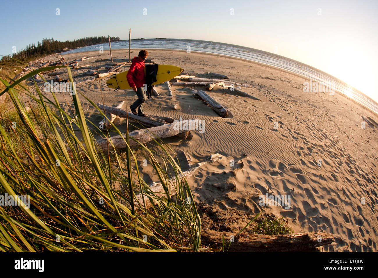 Un uomo fuori controllo condizioni surf, Wickaninnish Beach, Tofino, BC Foto Stock