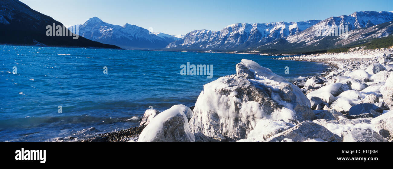 Panoramica invernale di Abramo lago a nord del Fiume Saskatchewan, Bighorn Wildland Recreation Area, montagne rocciose, Alberta Foto Stock