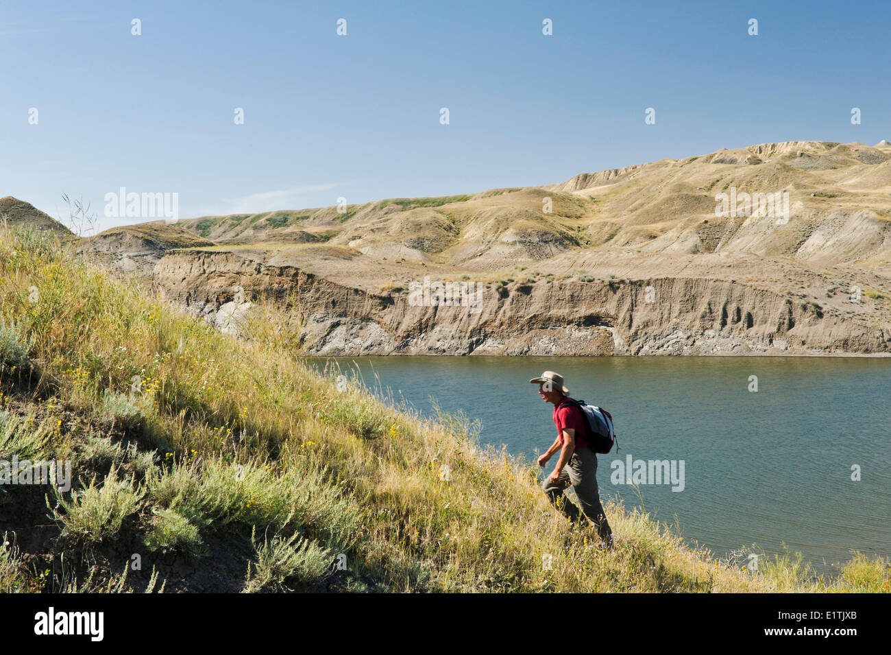 Escursionista, sud e sulla Valle del Fiume Saskatchewan con lago Diefenbaker in background, vicino Beechy, Saskatchewan, Canada Foto Stock