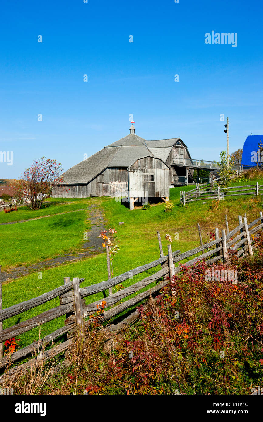 Costruito nel 1888, il fienile Saint-Fabien è ufficialmente conosciuto come il Adolphe-Gagnon fienile ottagonale, Quebec, Canada Foto Stock