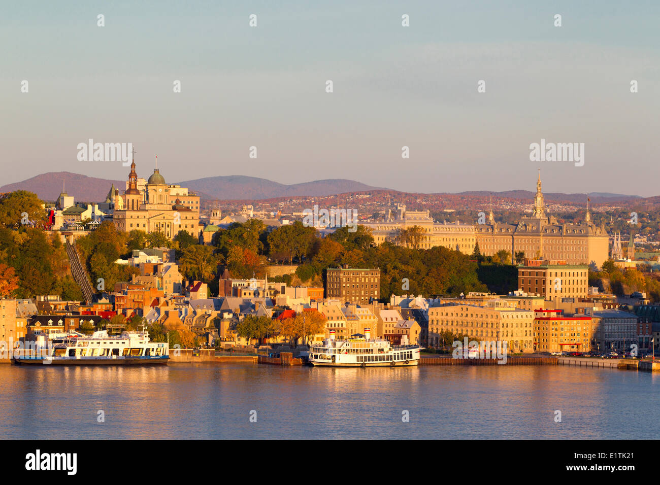 Traghetti inserito nella parte anteriore della Vecchia Quebec City a sunrise, Quebec City, Quebec, Canada Foto Stock