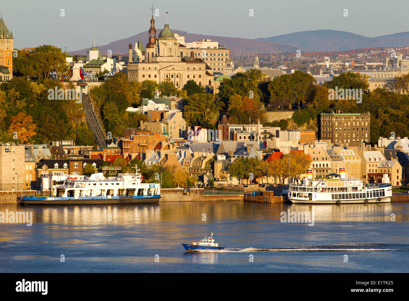 Barca pilota nella parte anteriore della nave traghetto inserito nella parte anteriore della Vecchia Quebec City a sunrise, Quebec City, Quebec, Canada Foto Stock