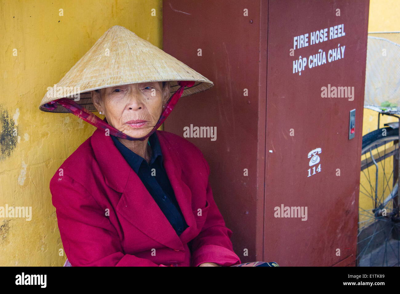 Old Lady sul cibo stallo nella città vecchia di Hoi An, Vietnam. Foto Stock