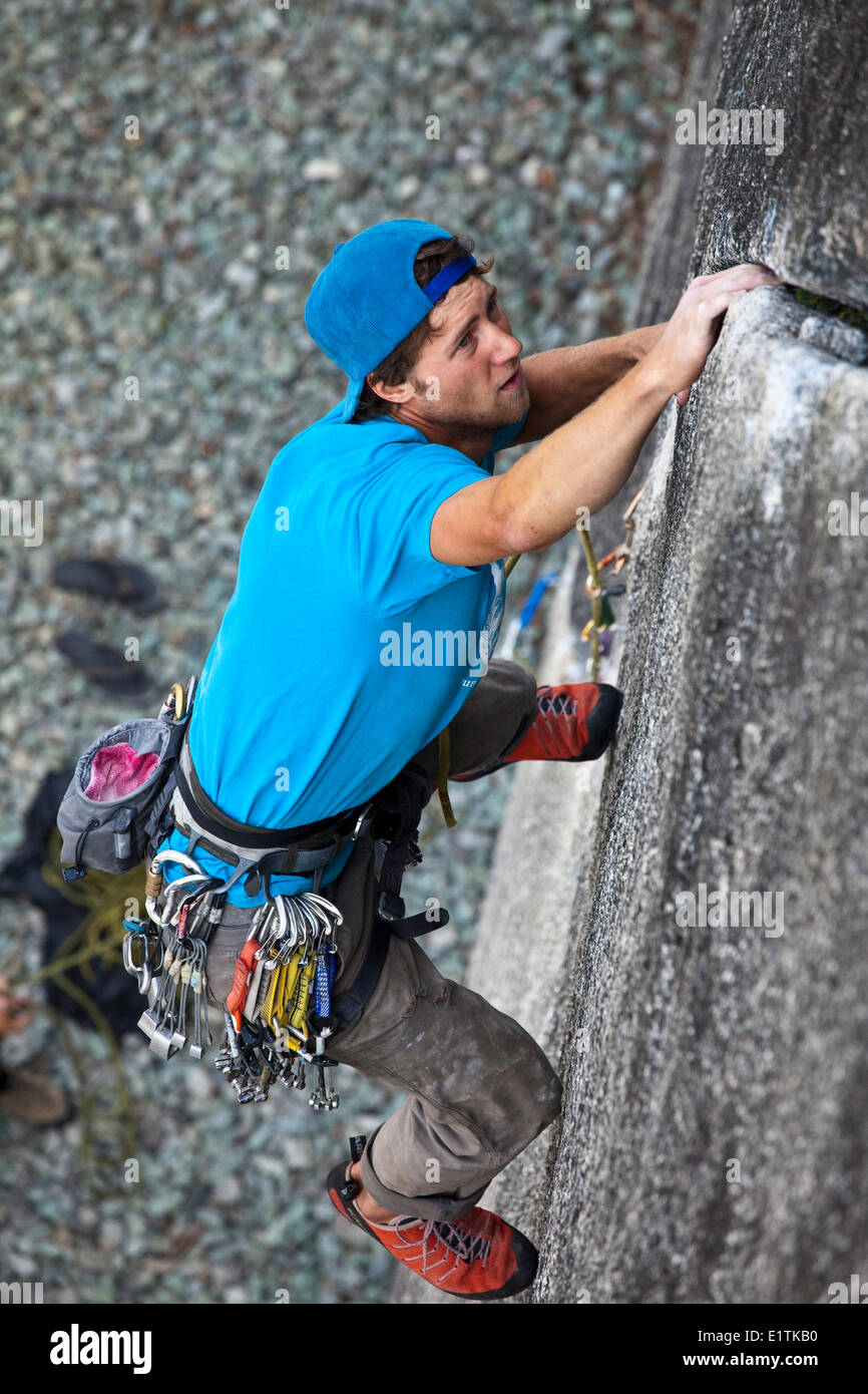 Un forte scalatore maschio climbing pulire Crack llb, Squamish, BC Foto Stock