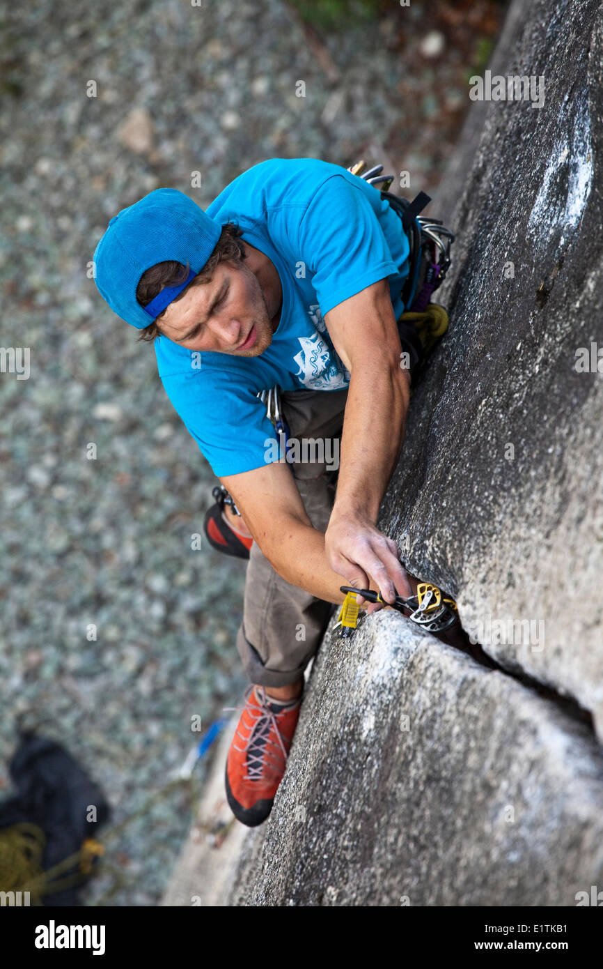 Un forte scalatore maschio climbing pulire Crack llb, Squamish, BC Foto Stock