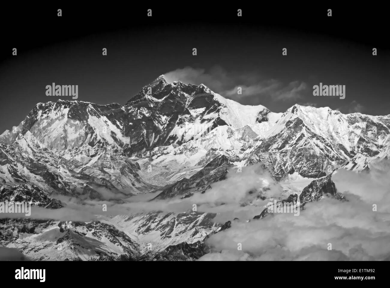 Mt Everest con la sua consueta pennacchio di nube di soffiaggio del vertice, visto da 7000 metri di montagna himalayana Nepal Foto Stock