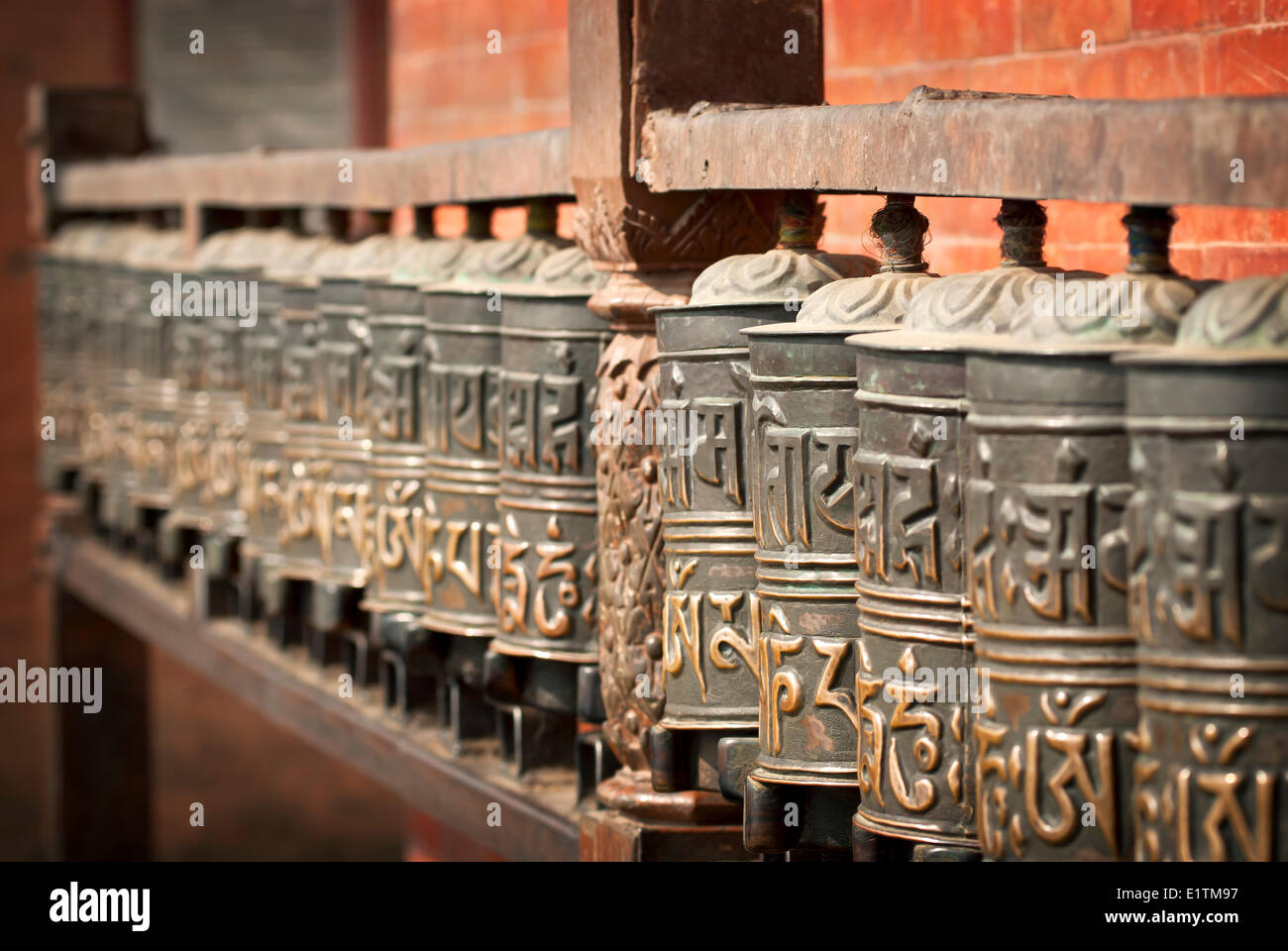 Ruote della preghiera intorno a Swayambhunath di guadagnare il merito, Kathmandu, Nepal Foto Stock
