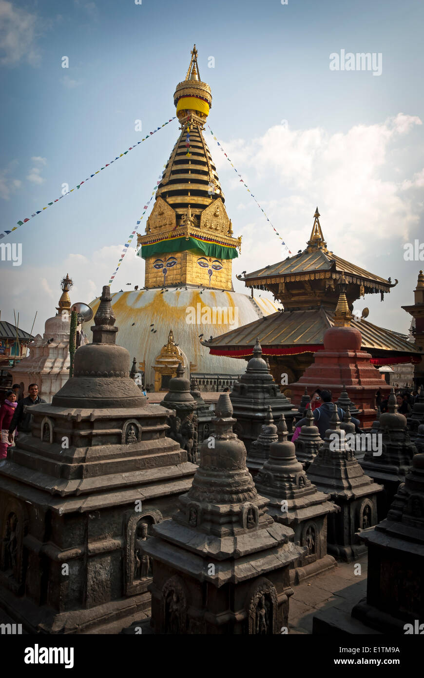 Lo stupa di Swayambhunath si siede sopra la città capitale di Kathmandu, Nepal Foto Stock
