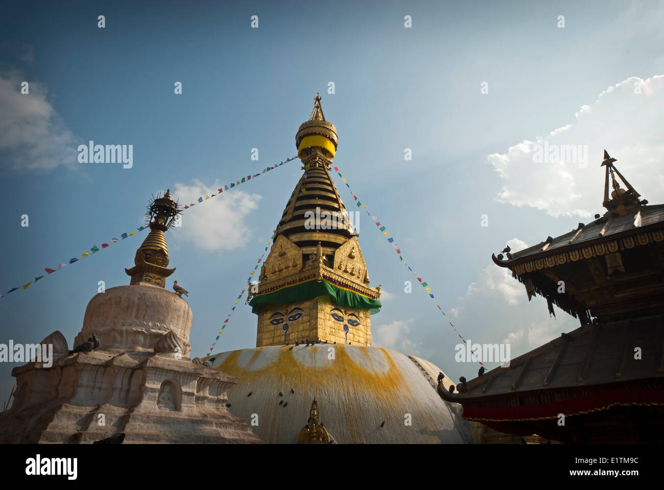 Lo stupa di Swayambhunath si siede sopra la città capitale di Kathmandu, Nepal Foto Stock