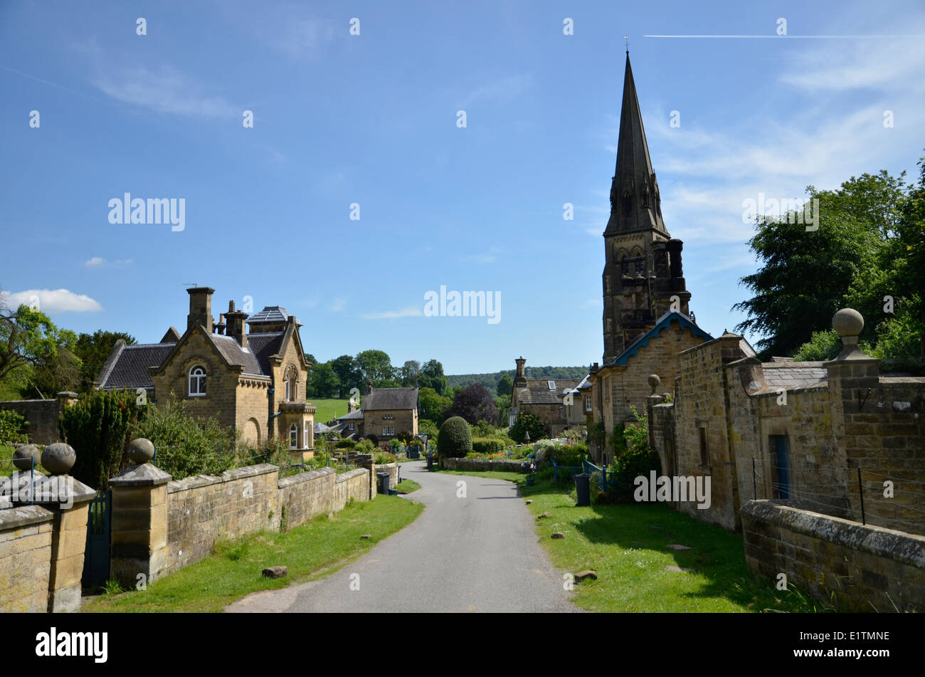 Il villaggio di Edensor, parte del Chatsworth Estate nel Derbyshire, Inghilterra Foto Stock