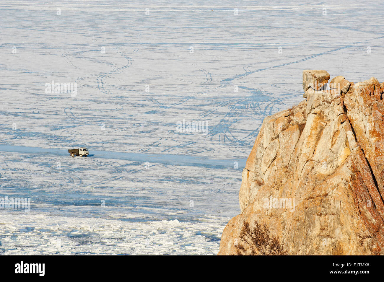 La Russia, Siberia, Irkutsk, Oblast di lago Baikal, Maloe più (po) mare, lago ghiacciato durante l'inverno, la guida sul lago Foto Stock