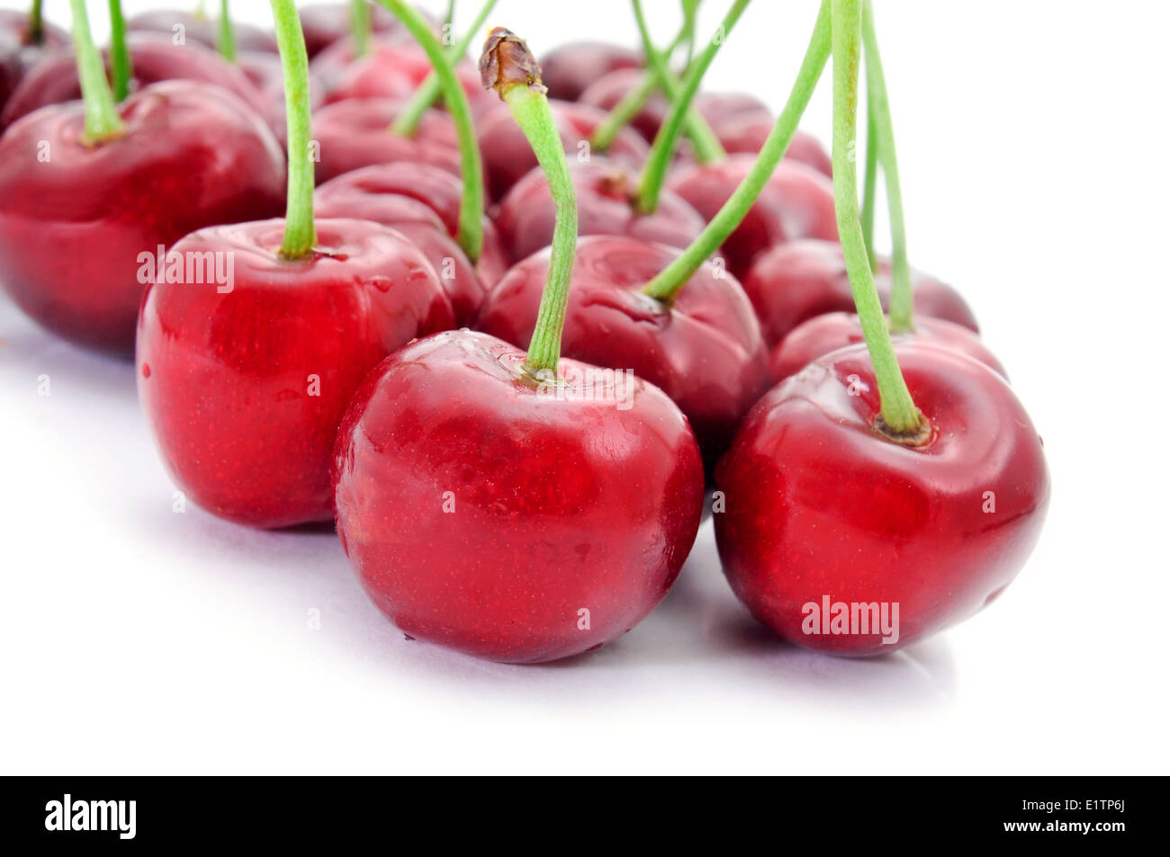 Primo piano di alcune Appetitose ciliegie su sfondo bianco Foto Stock