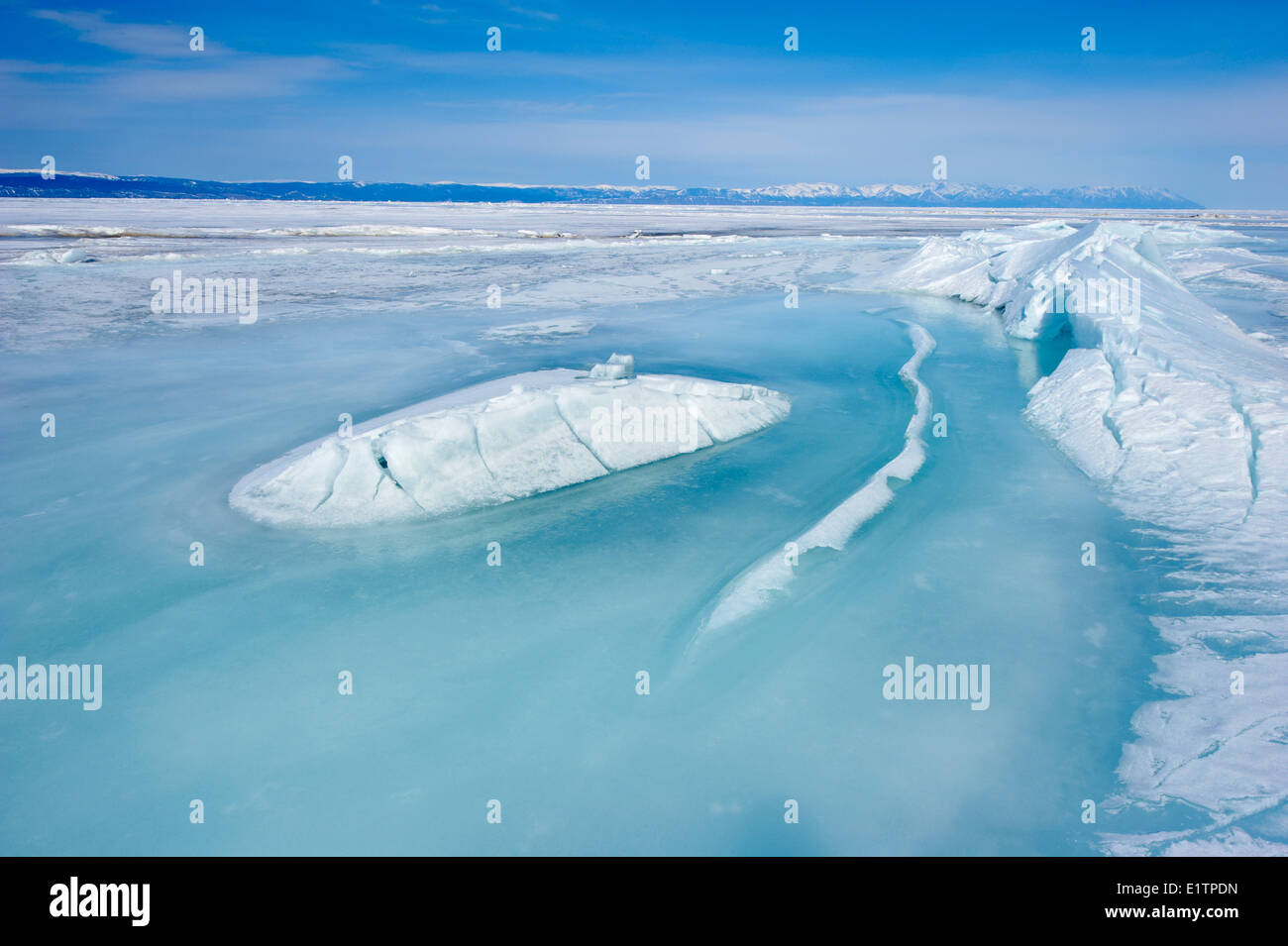 La Russia, Siberia, Irkutsk, Oblast di lago Baikal, Maloe più (po) mare, lago ghiacciato durante l'inverno, isola di Olkhon Foto Stock