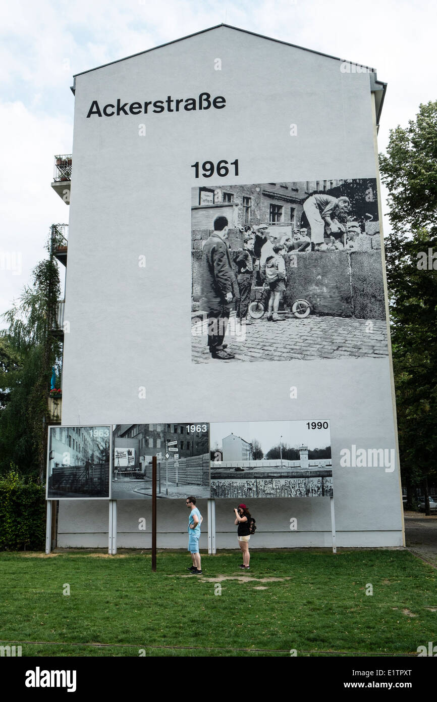 Murale su edificio come memoriale alla posizione di ex morte striscia di muro di Berlino su Bernauer Strasse e Ackerstrasse a Berlino Ge Foto Stock