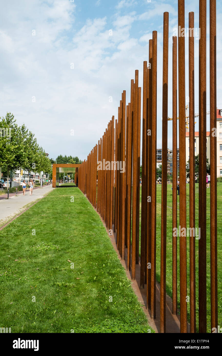 Posizione di ex morte striscia di muro di Berlino su Bernauer Strasse e Ackerstrasse a Berlino Germania Foto Stock