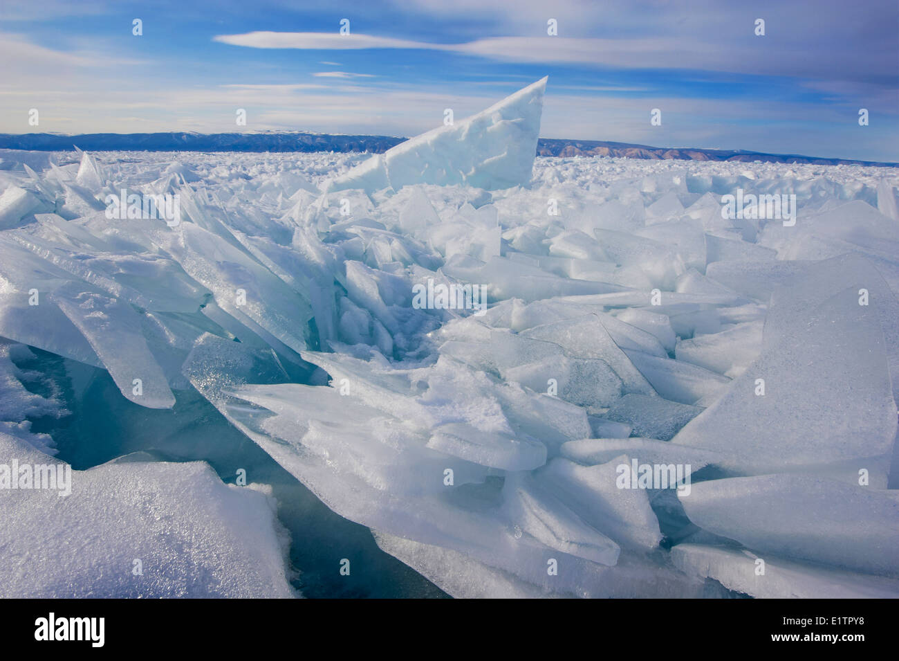 La Russia, Siberia, Irkutsk, Oblast di lago Baikal, Maloe più (po) mare, lago ghiacciato durante il periodo invernale Foto Stock