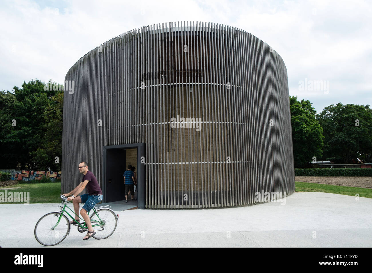 Cappella della Riconciliazione in ex morte striscia di muro di Berlino su Bernauer Strasse Berlino Germania Foto Stock
