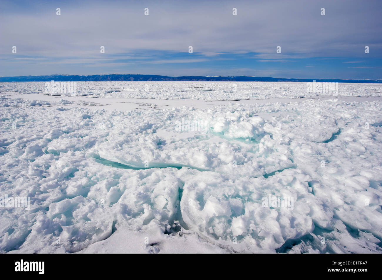 La Russia, Siberia, Irkutsk, Oblast di lago Baikal, Maloe più (po) mare, lago ghiacciato durante il periodo invernale Foto Stock