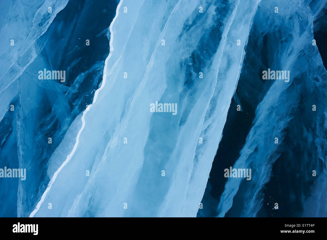 La Russia, Siberia, Irkutsk, Oblast di lago Baikal, Maloe più (po) mare, lago ghiacciato durante l'inverno, dettaglio Foto Stock