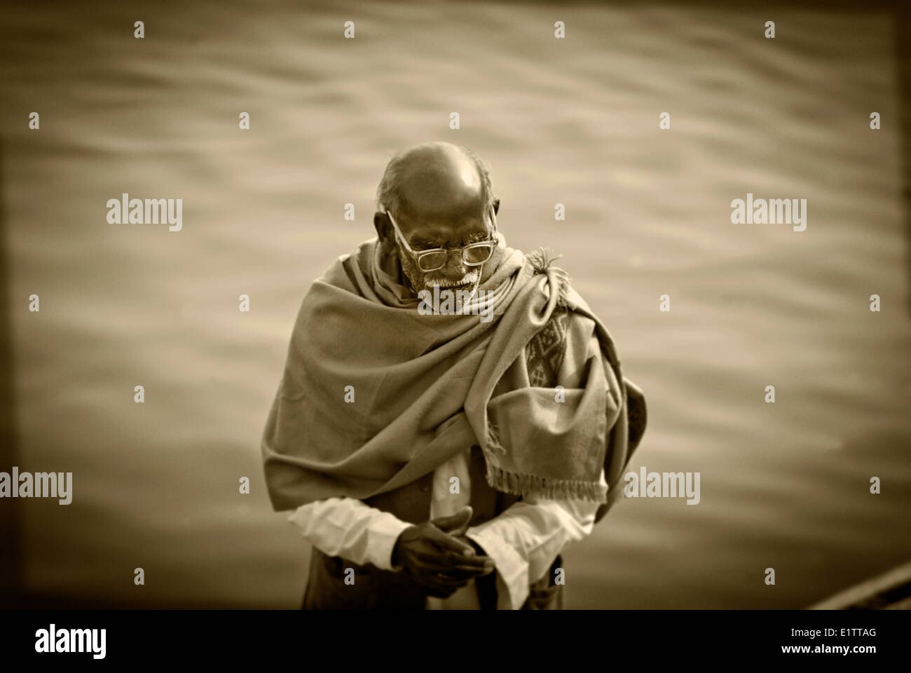 Un uomo anziano lungo le rive del fiume Gange, Varanasi, India Foto Stock