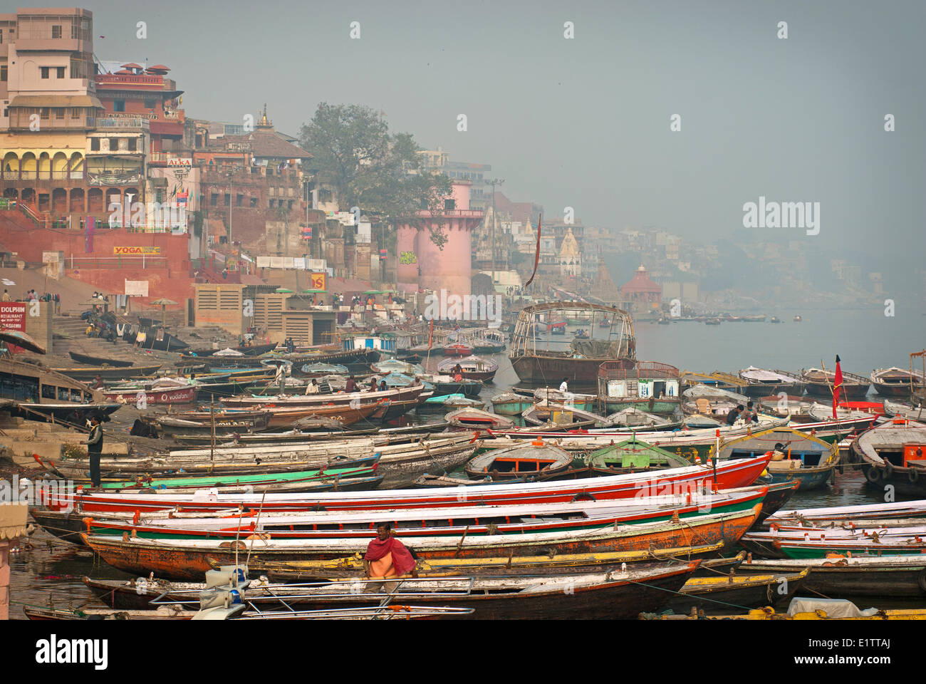 Molte barche lungo le rive del fiume Gange, Varanasi India Foto Stock