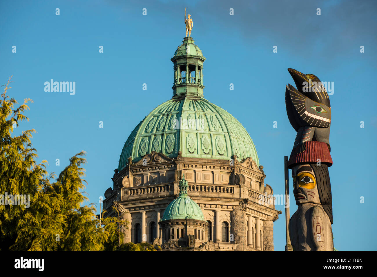 British Columbia gli edifici del Parlamento europeo la cupola e le prime nazioni del totem pole, Victoria, British Columbia, Canada Foto Stock