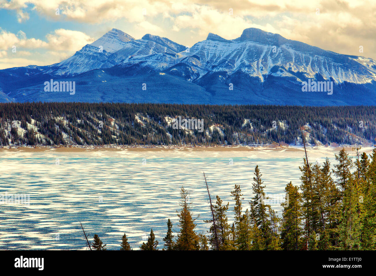 Vista delle montagne coperte di neve dal lago di Abramo, Alberta, Canada Foto Stock