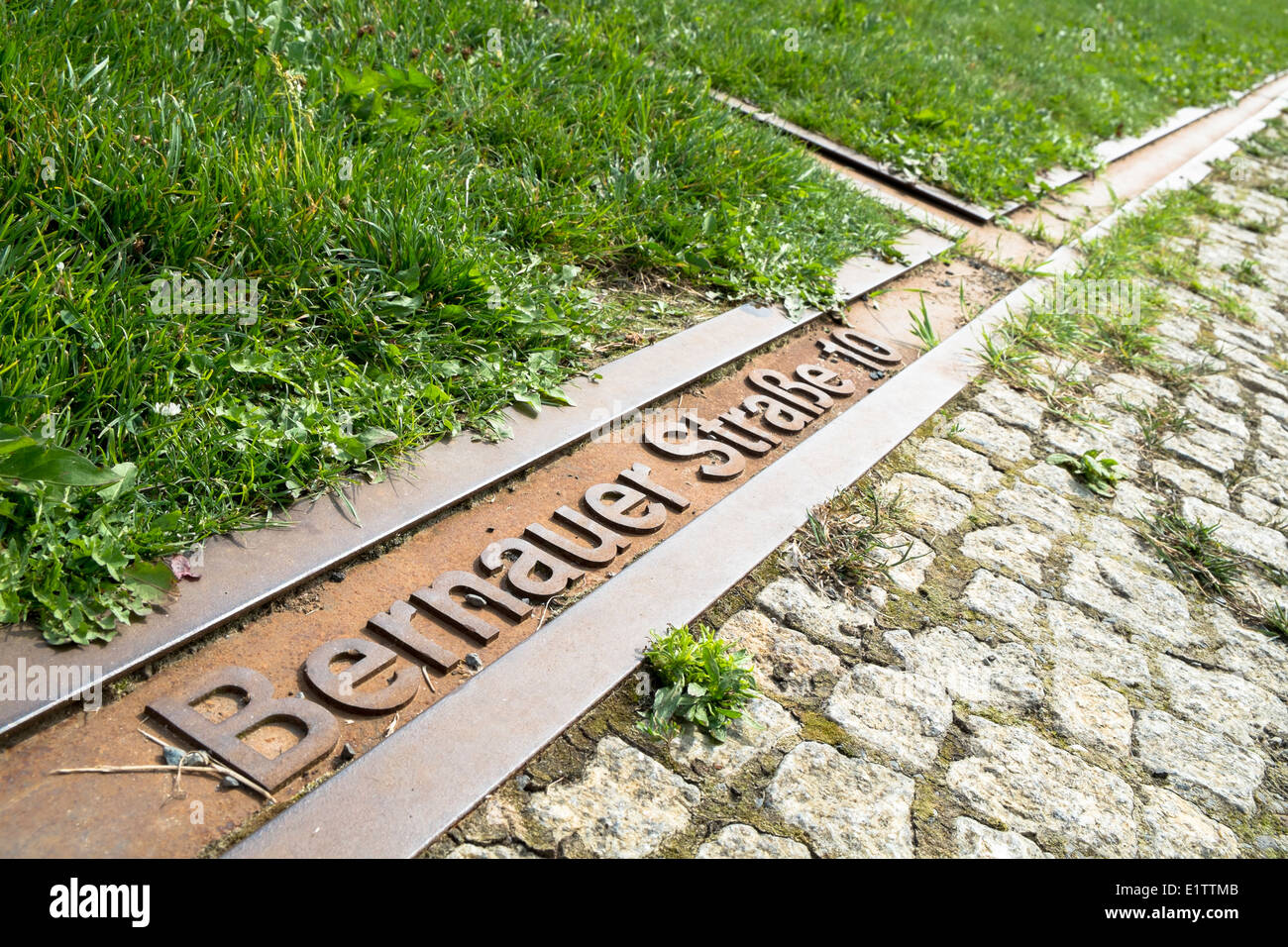 Lapide segna la posizione del muro di Berlino in ex morte striscia di muro di Berlino su Bernauer Strasse Berlino Germania Foto Stock