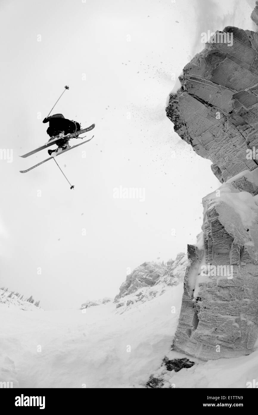 Un maschio di sciatore le catture di alcuni fuori da una scogliera di Revelstoke Mountain Resort, Revelstoke, BC Foto Stock