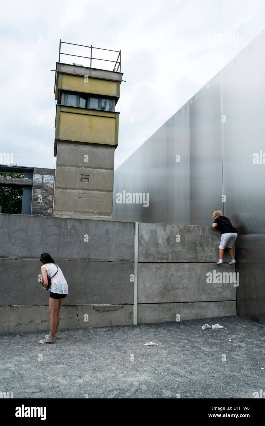 Torre di avvistamento e pareti a ex morte striscia di muro di Berlino su Bernauer Strasse Berlino Germania Foto Stock