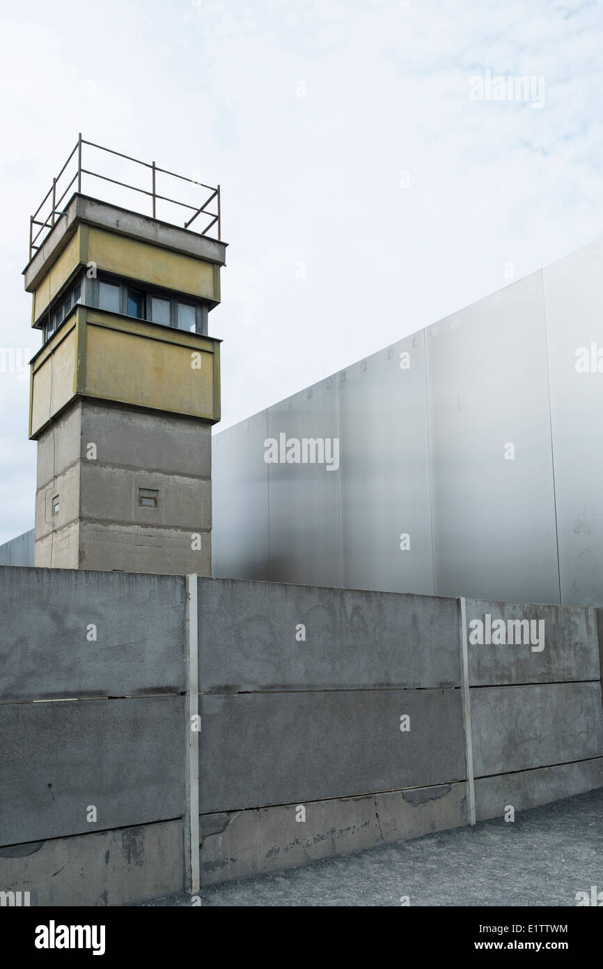Torre di avvistamento e pareti a ex morte striscia di muro di Berlino su Bernauer Strasse Berlino Germania Foto Stock