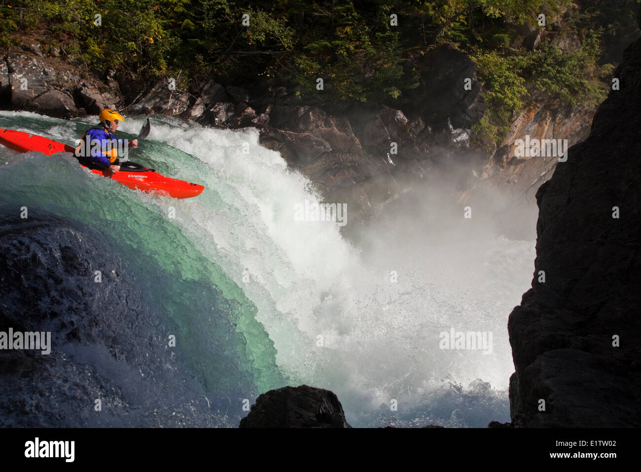 Un uomo kayak Overlander cade, fiume Fraser, Mt Robson Provincial Park, BC Foto Stock