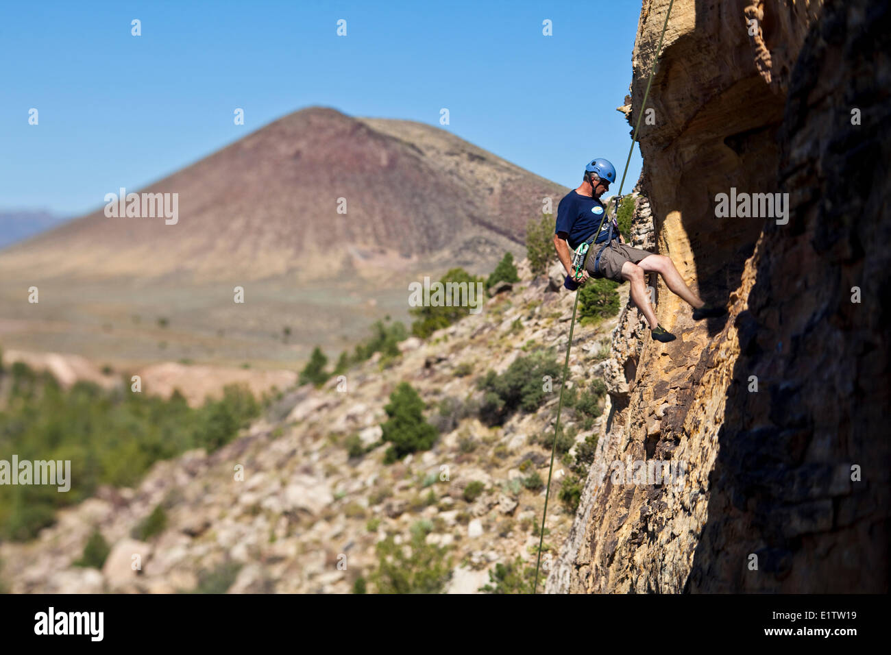 Un uomo rappelling dopo la palestra di roccia di San Giorgio, Utah Foto Stock