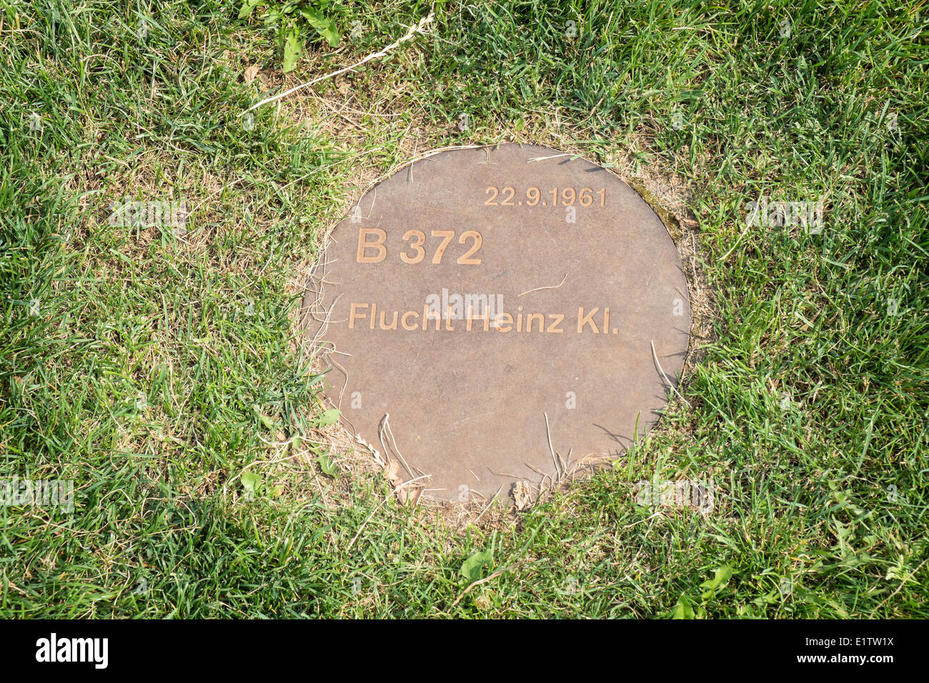 Lapide segna la posizione di fuga di Heinz Kl. in ex morte striscia di muro di Berlino su Bernauer Strasse Berlino Germania Foto Stock
