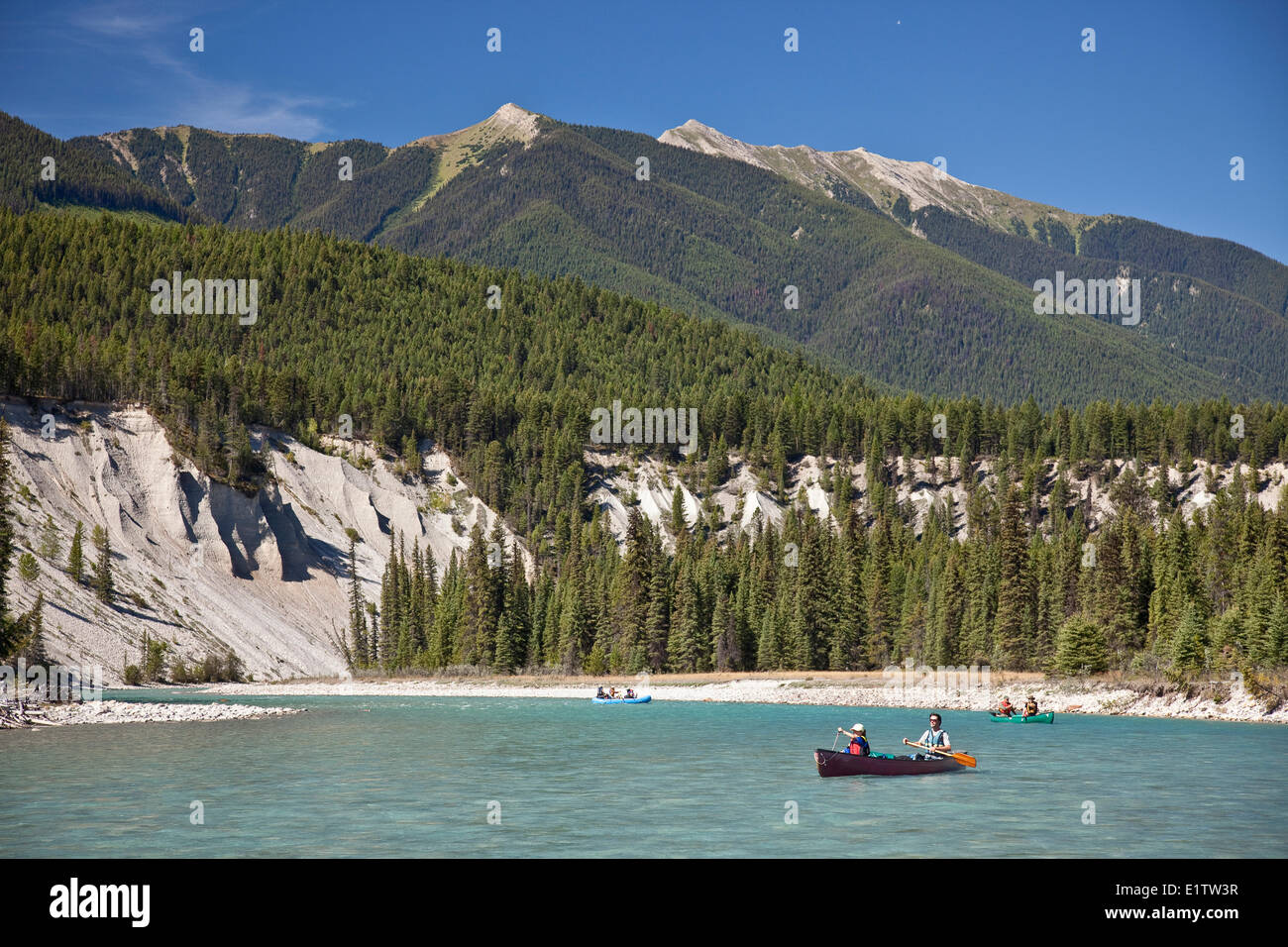 Diverse famiglie di godere di viaggio sul fiume in canoa e una zattera sul fiume Kootenay, Kootenay National Park, BC, Canada. Foto Stock