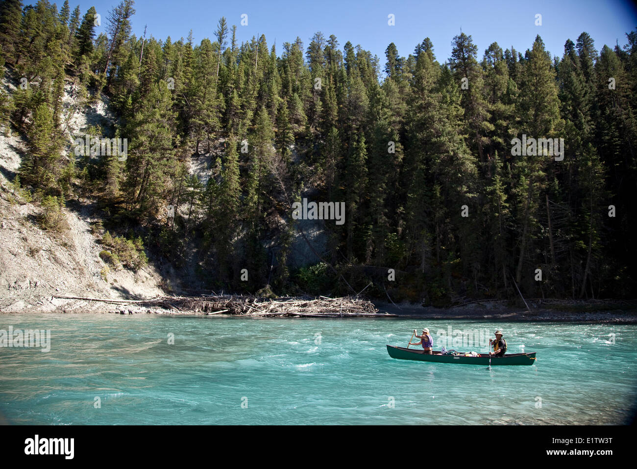 Giovane paddling canoa sul fiume Kootenay, Kootenay National Park, BC, Canada. Foto Stock