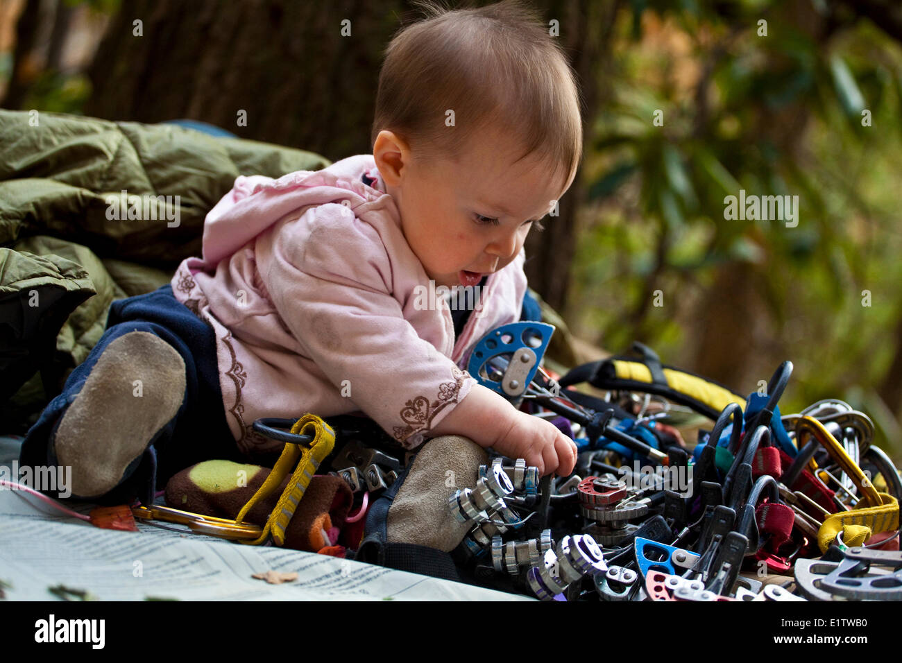 Una bambina gioca con alcuni ingranaggi di arrampicata, Red River Gorge, Kentucky Foto Stock