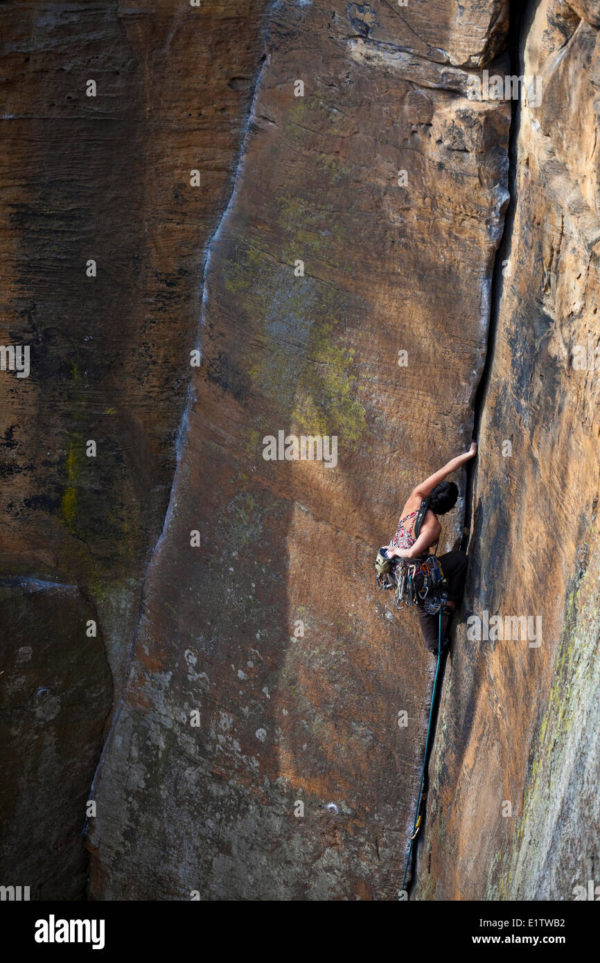 Una femmina di scalatore crepa si arrampica rito di passaggio 5.9+, Red River Gorge, Kentucky Foto Stock